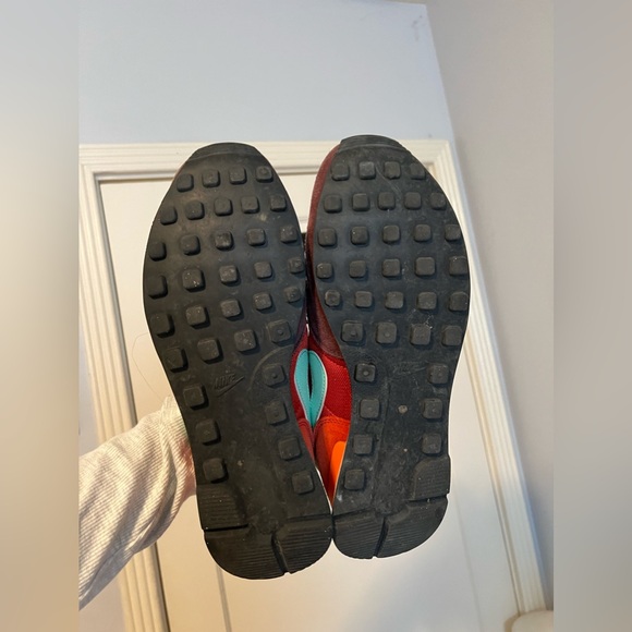 WMNS Nike Internationlist (Mahogany/Green Glow/ Total Orange) - Picture 3 of 5